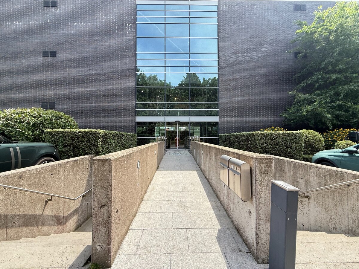 Centre d’Affaires « Excellence » – Bureau à louer ± 210 m² avec parkings 