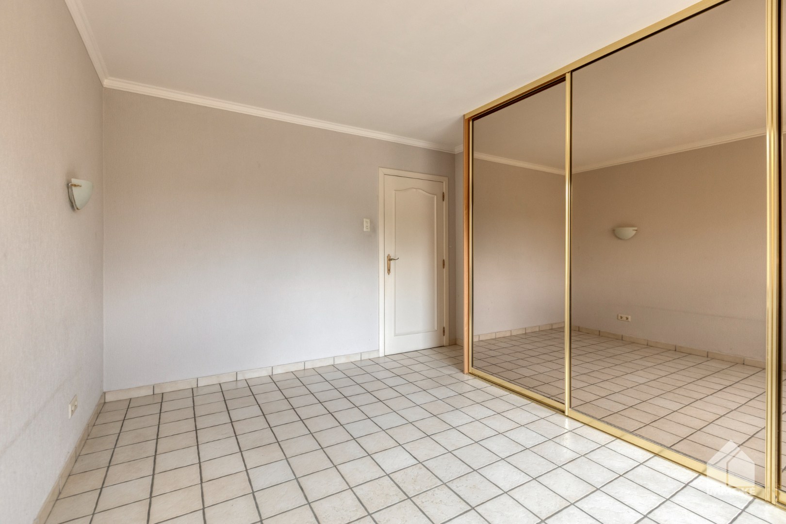 Te renoveren, gelijkvloerse woning op 13a 60ca met 2 slpk en garage. 