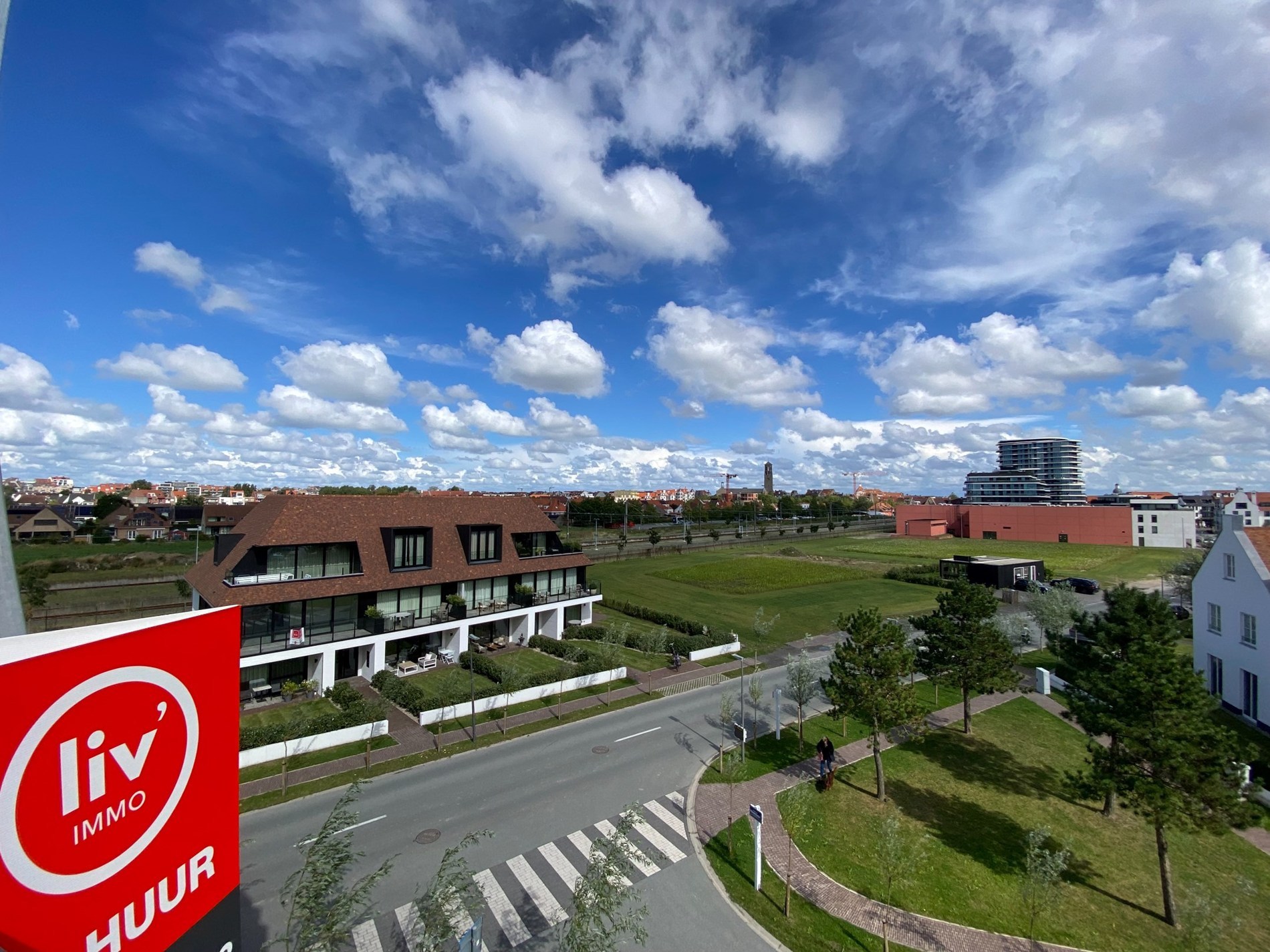 GEMEUBELD - Duplex appartement MET TWEE SLAAPKAMERS gelegen in DUINENWATER te Knokke-Heist. 