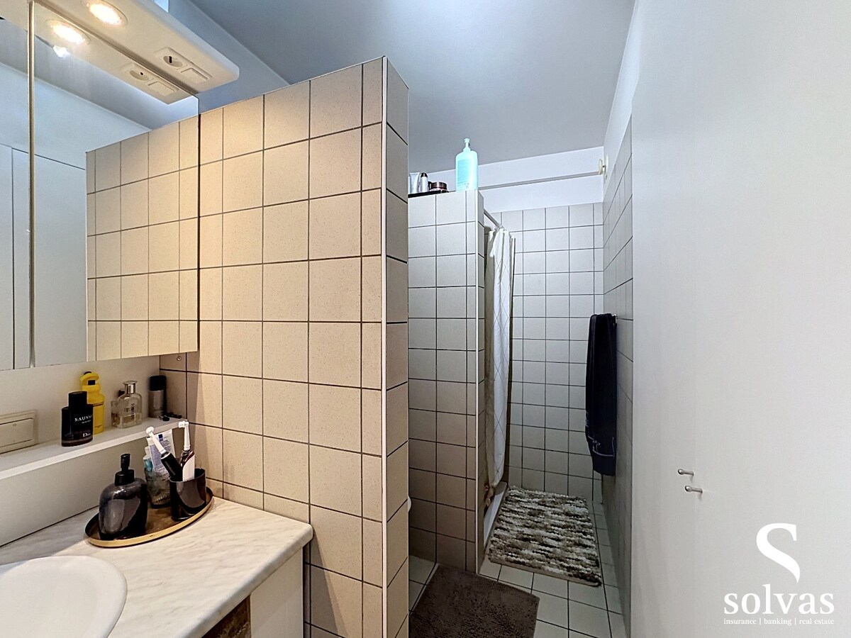 Badkamer met lavabo, ligbad, douche en toilet