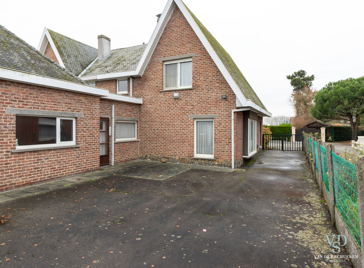 Degelijke, op te frissen Half Open Bebouwing. 