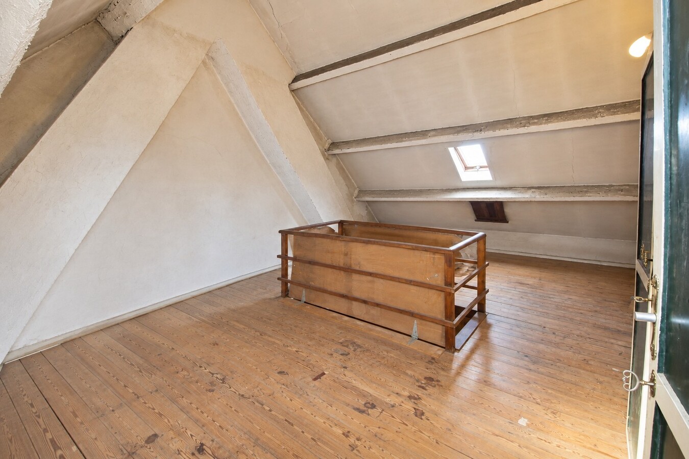 Te koop: Centraal gelegen stadwoning met 4 slaapkamers en diepe zuidgerichte tuin in Sint-Niklaas! 