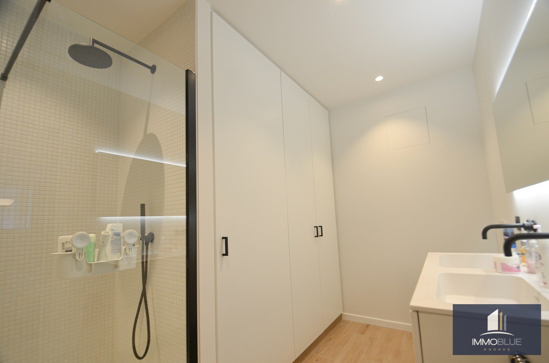 Appartement très récent, idéalement situé à quelques pas de la mer. 