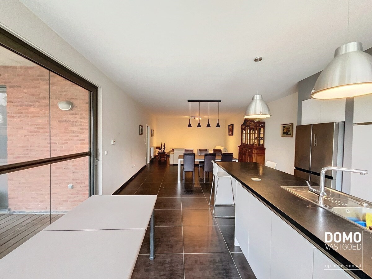 Ruim appartement met tuinterras, garage en 2 slaapkamers in Hasselt 