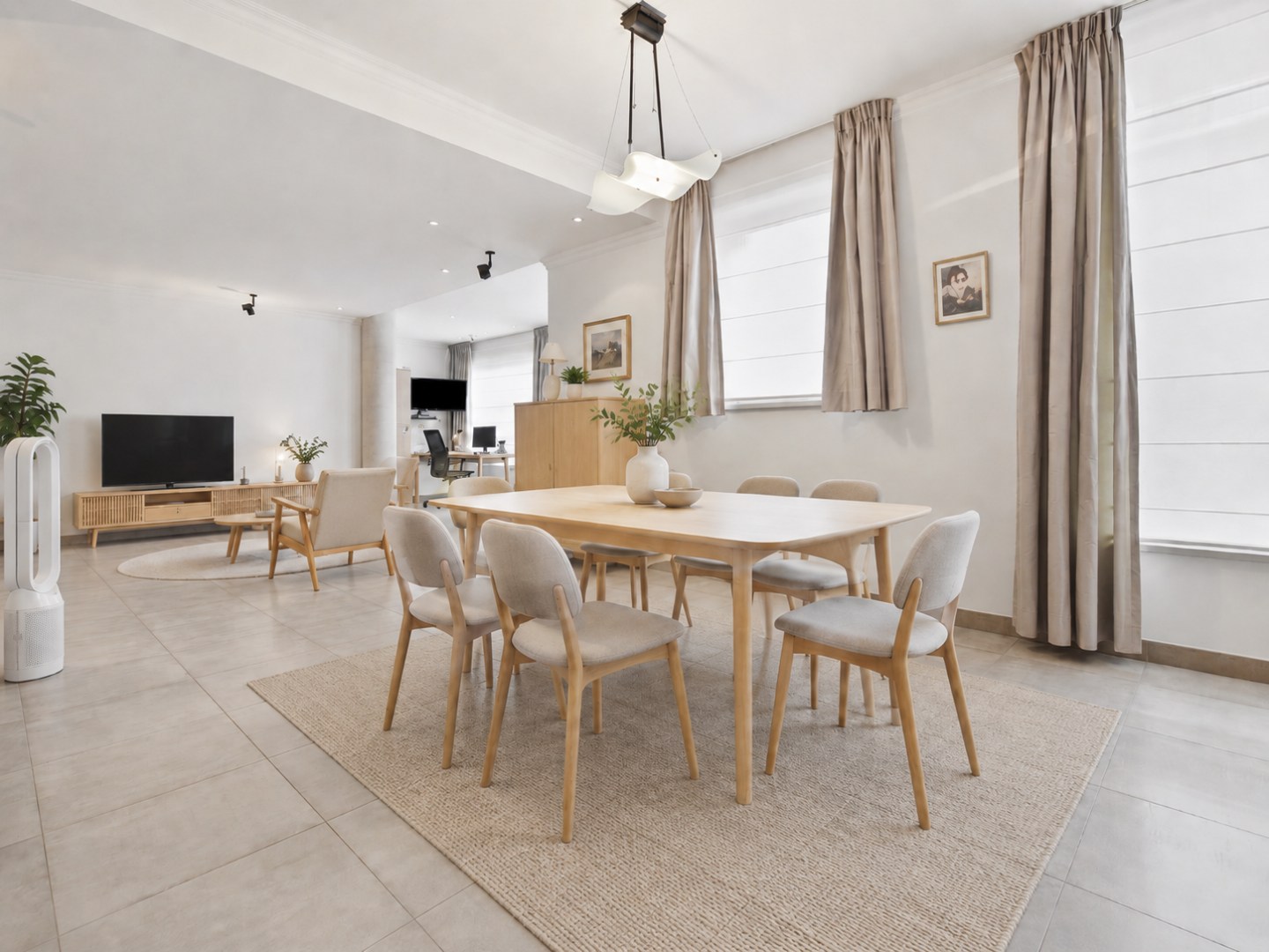 Prachtig onderhouden gelijkvloersappartement van maar liefst 175m² gelegen op 50m van het strand te Sint-Idesbald. 