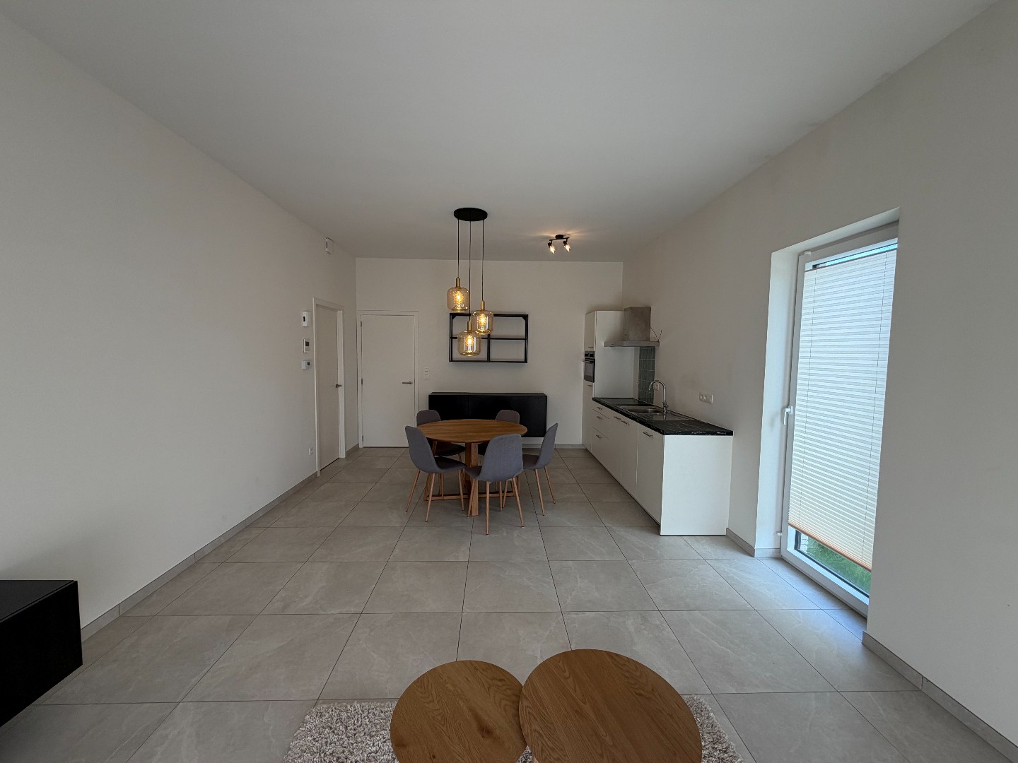 Gelijkvloers appartement met terras, tuintje en autostaanplaats 