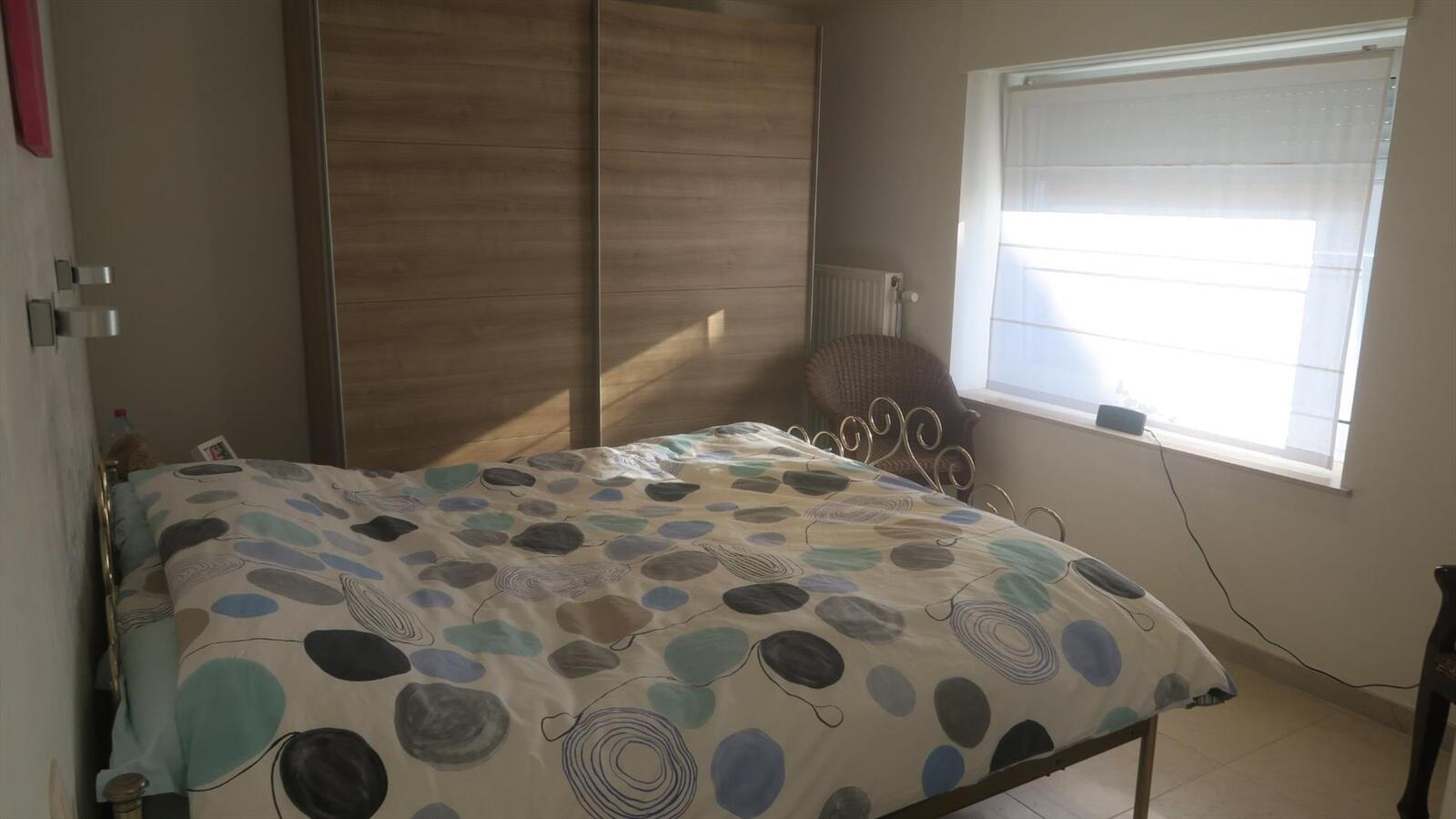 Volledig vernieuwde, geïsoleerde woning met dubbele garage 