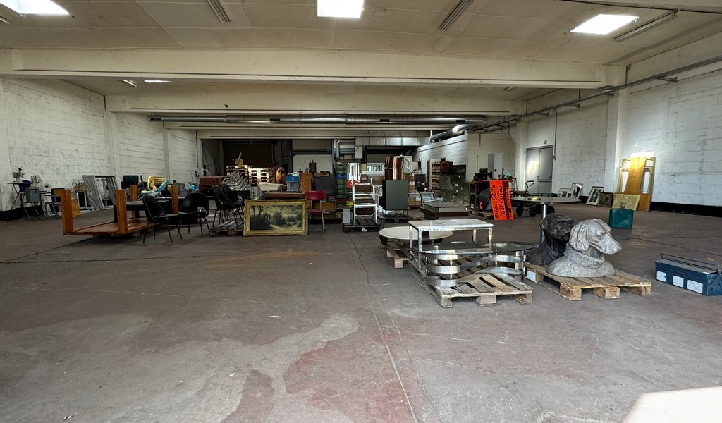 Commercieel gelegen showroom met magazijn te huur in Wetteren