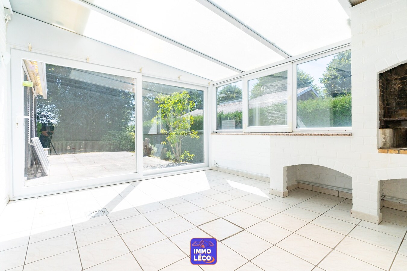Villa "Plain-pied" érigée sur 1311m², double garage, carport, jardin, TOP SECTEUR !! 