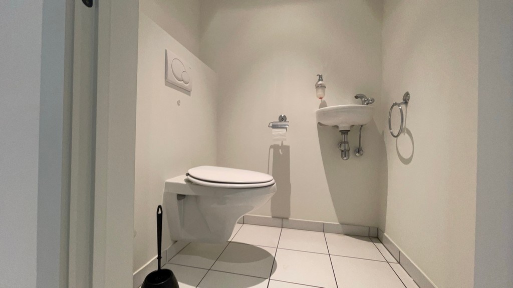 Commercieel gelijkvloers kantoor te huur nabij Singel te Berchem