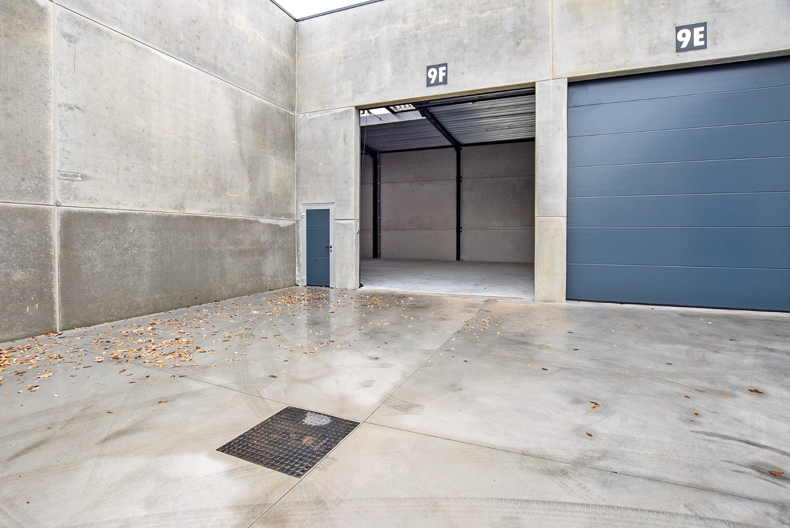 Geïsoleerde nieuwbouwloods 9F (loods 5) (249m²) te huur op een industrie- ambachtzone te Vleteren. 