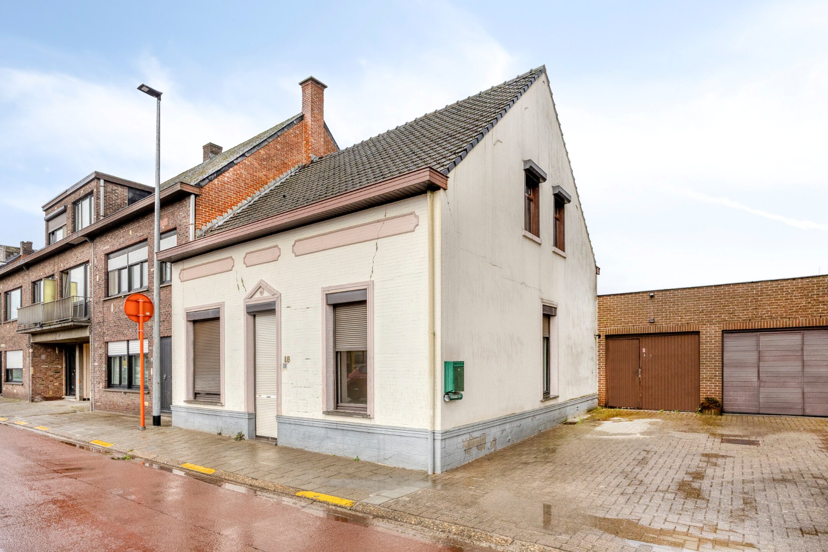 Te renoveren woning met 4 slpk. en gezellige stadstuin op een centrale ligging in Geel 