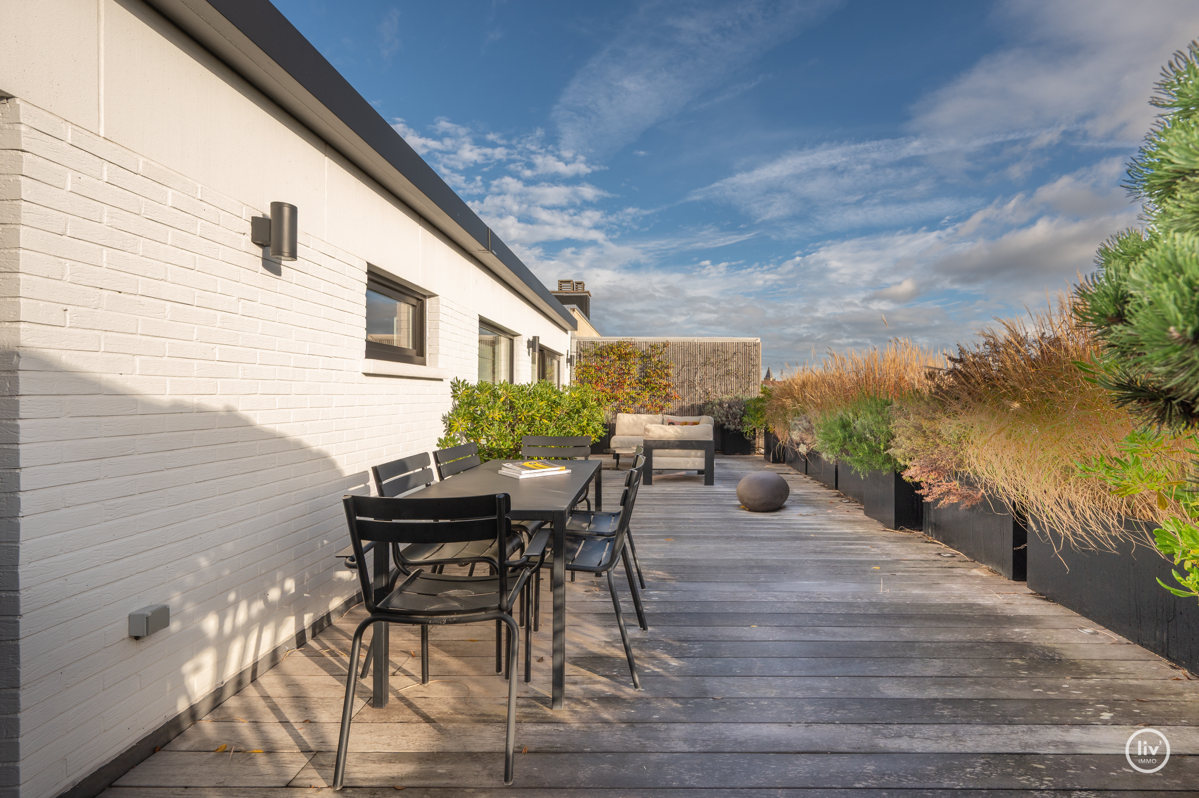 Voici la traduction en français :Appartement lumineux et également en penthouse, idéalement situé entre le Zoute et le centre commercial (possibilité d'acquérir une place de garage à proximité de l'ap 