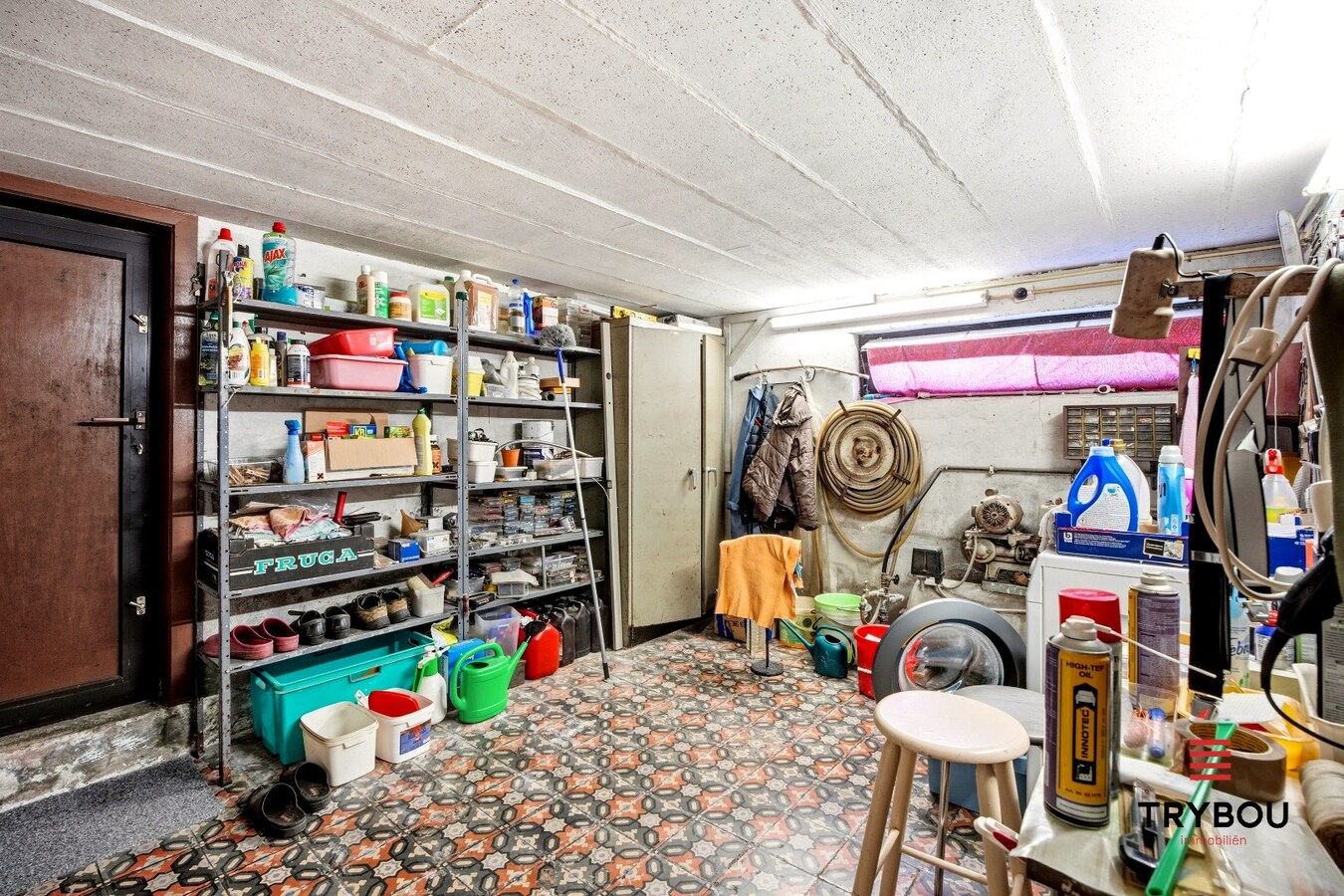 Alleenstaande woning op een ruim perceel met 3 slaapkamers en 2 garages! 