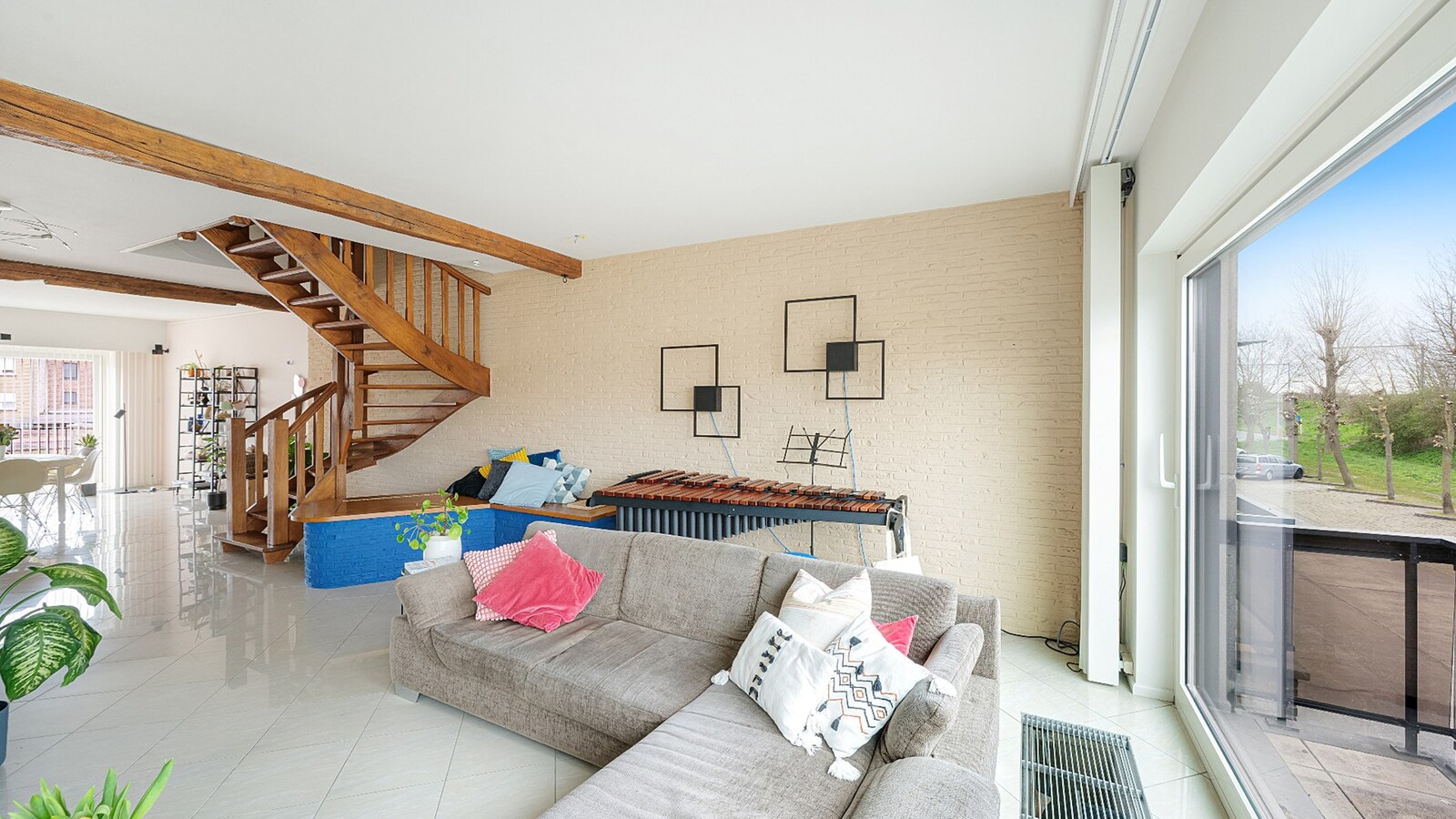 Ruime bel-etagewoning met garage en zonnepanelen in hartje Heist. 