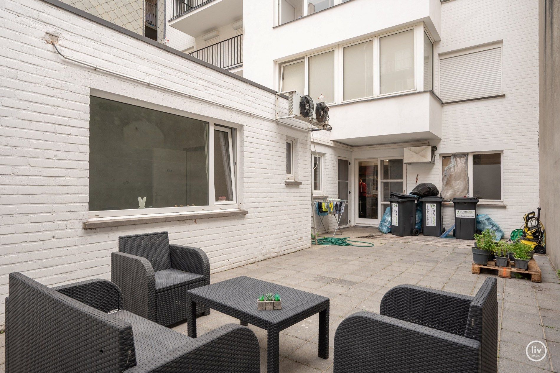 Rez-de-chaussée commercial loué, situé au centre de l'avenue Lippens, actuellement exploité comme traiteur (rendement de 5%). 