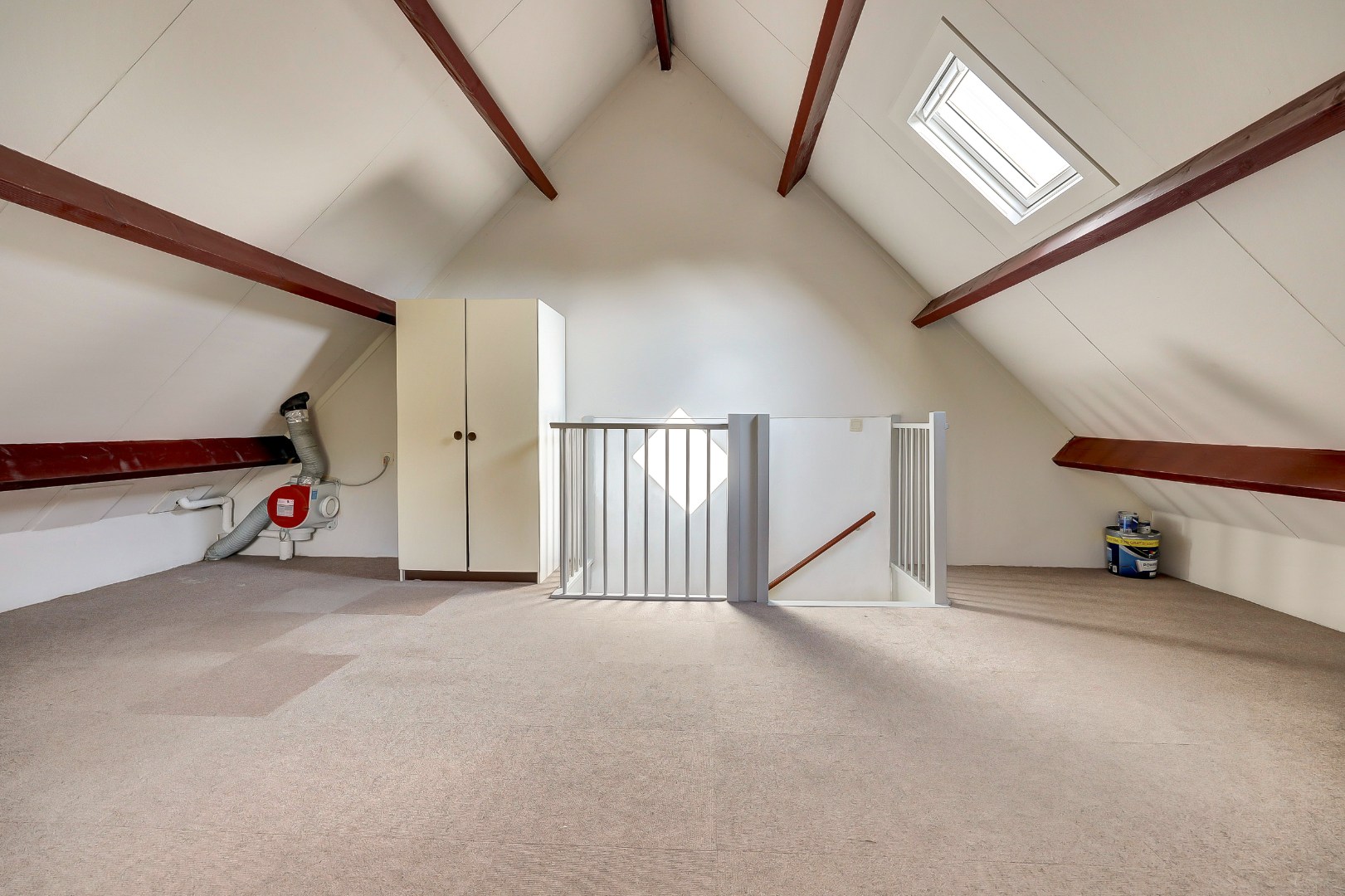 Ruime 5-kamer hoekwoning met aangebouwde garage op een kavel van maar liefst 297 m2 eigen grond! 