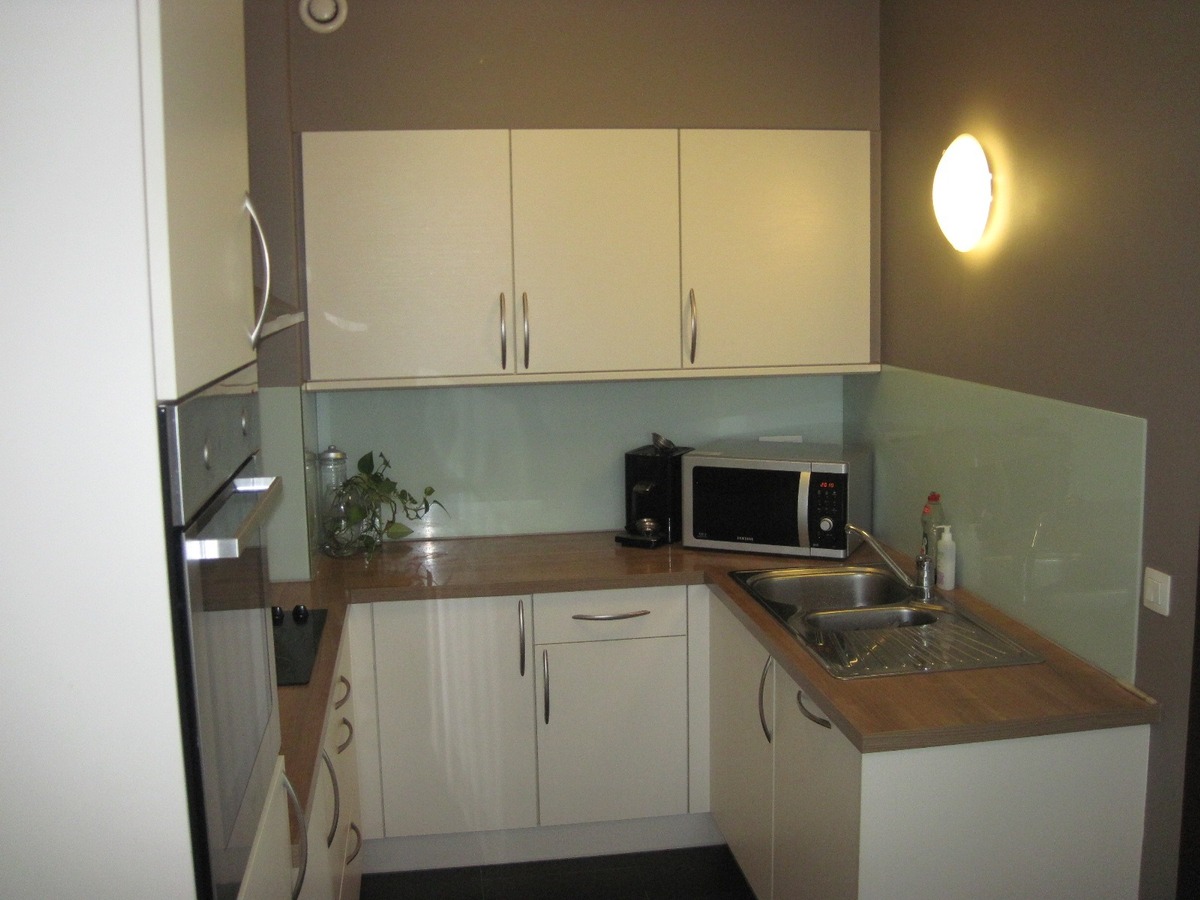 Eigentijds appartement op de 1° verdieping (met terras). Uitstekend gelegen. 