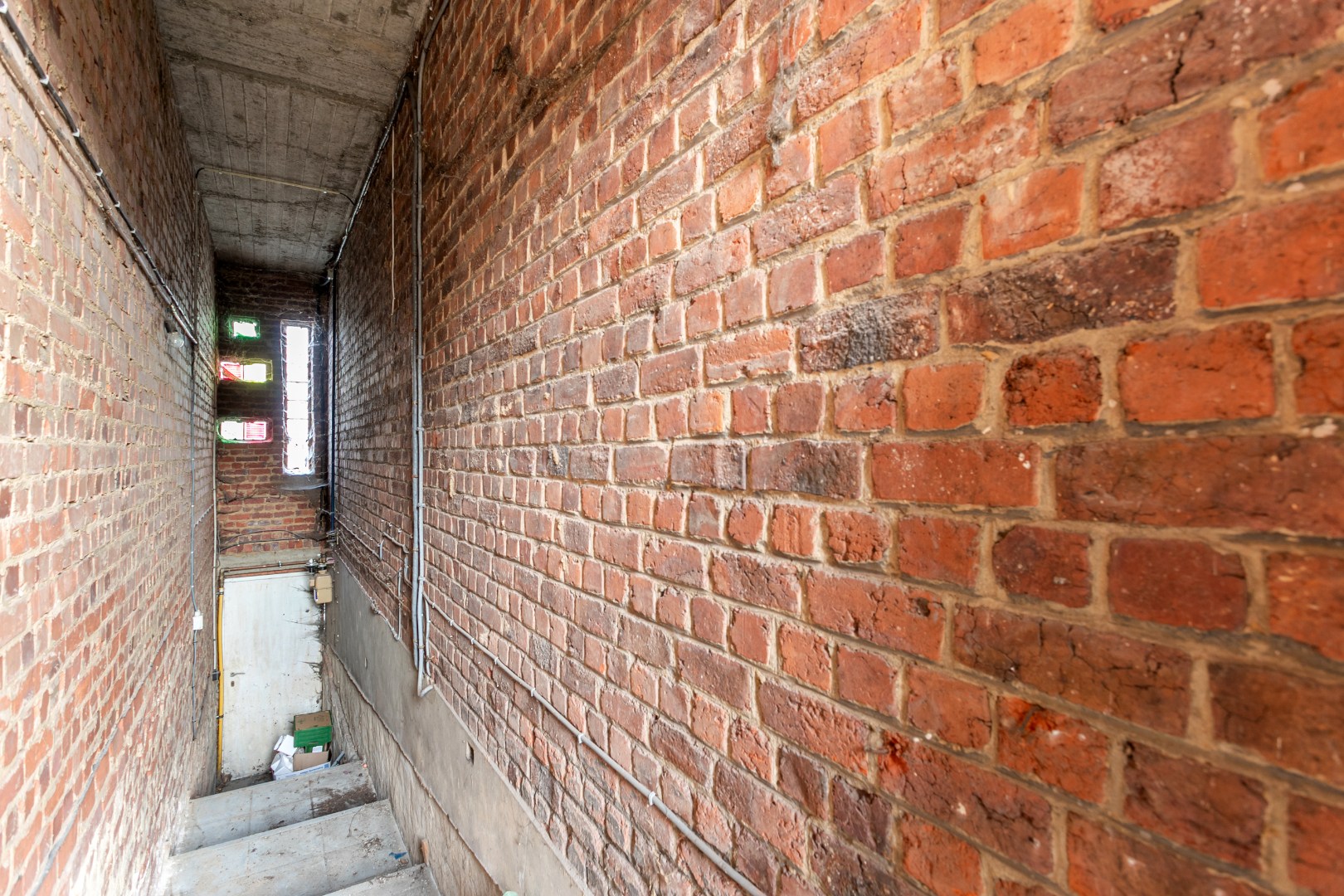 Kraktervolle woning met veel potentieel, 2 autostaanplaatsen en tuin te Dworp 