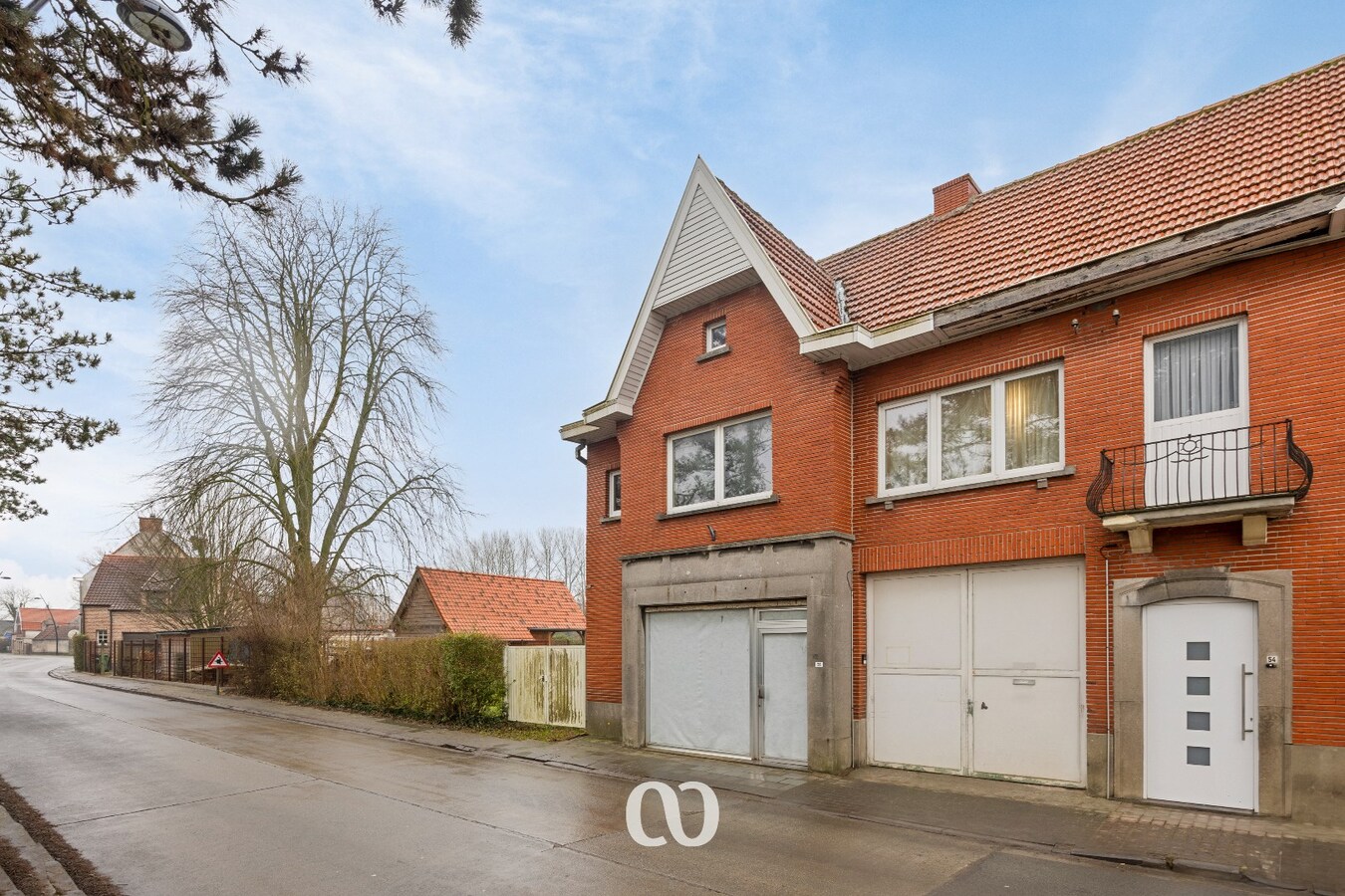 Gedeeltelijk gerenoveerde half open bebouwing met atelier 