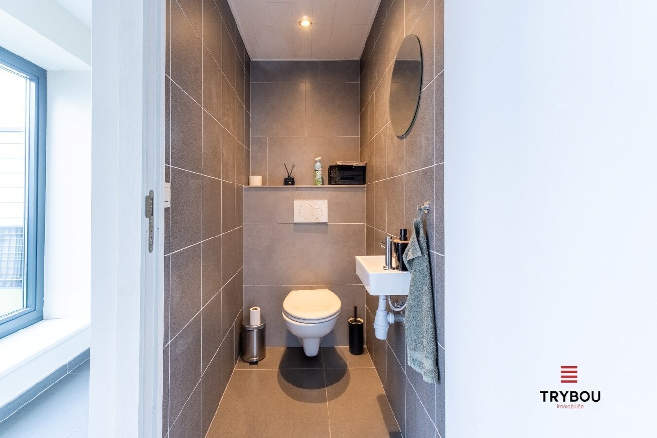 Uitzonderlijk ruime industriële duplex met ruim terras in centrum Roeselare 