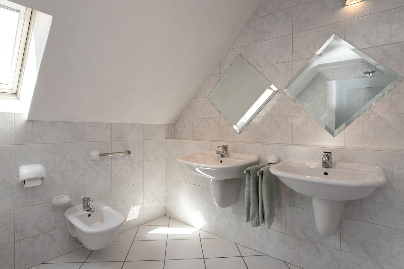 Degelijk gebouwde en perfect onderhouden vrijstaand-geschakelde gezinswoning aan ‘De Lovensbroek’. 