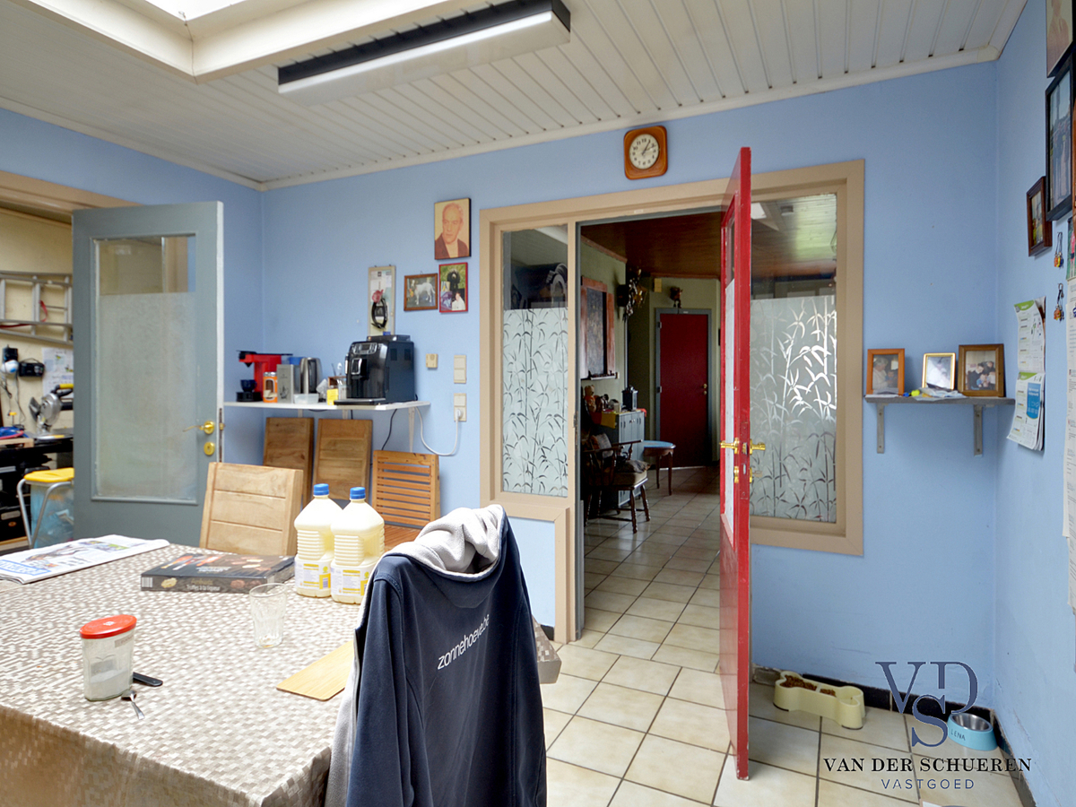 Zeer ruime, te renoveren woning (met enkele garage). Goed gelegen. 