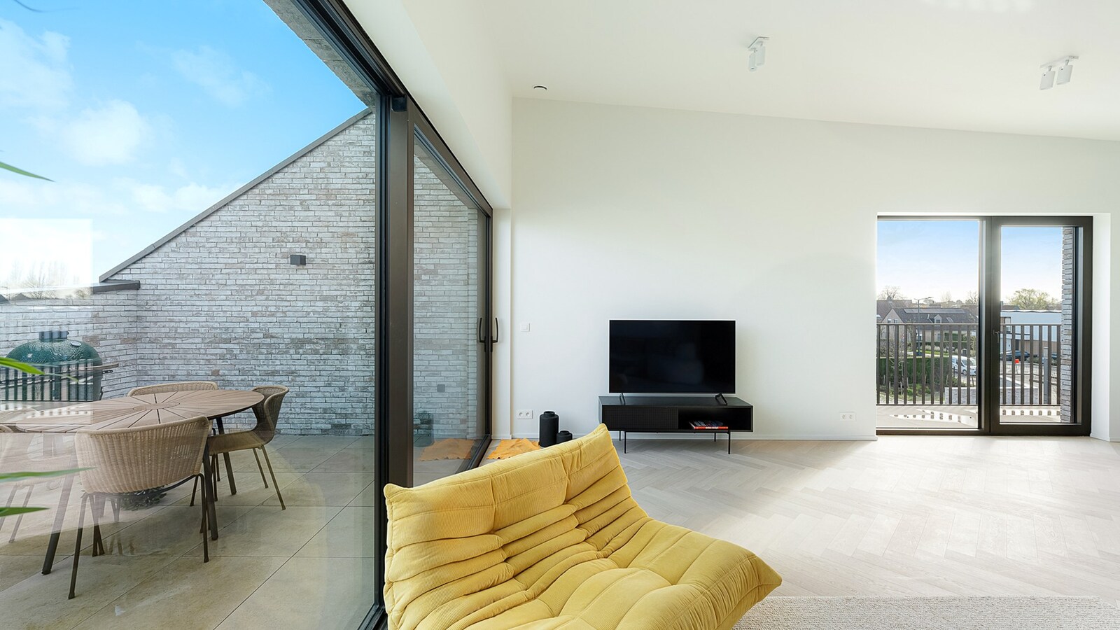 Exclusief verblijf met lift, terrassen en uitzonderlijke volumes in een groene-autovrije verkaveling te Knokke. 