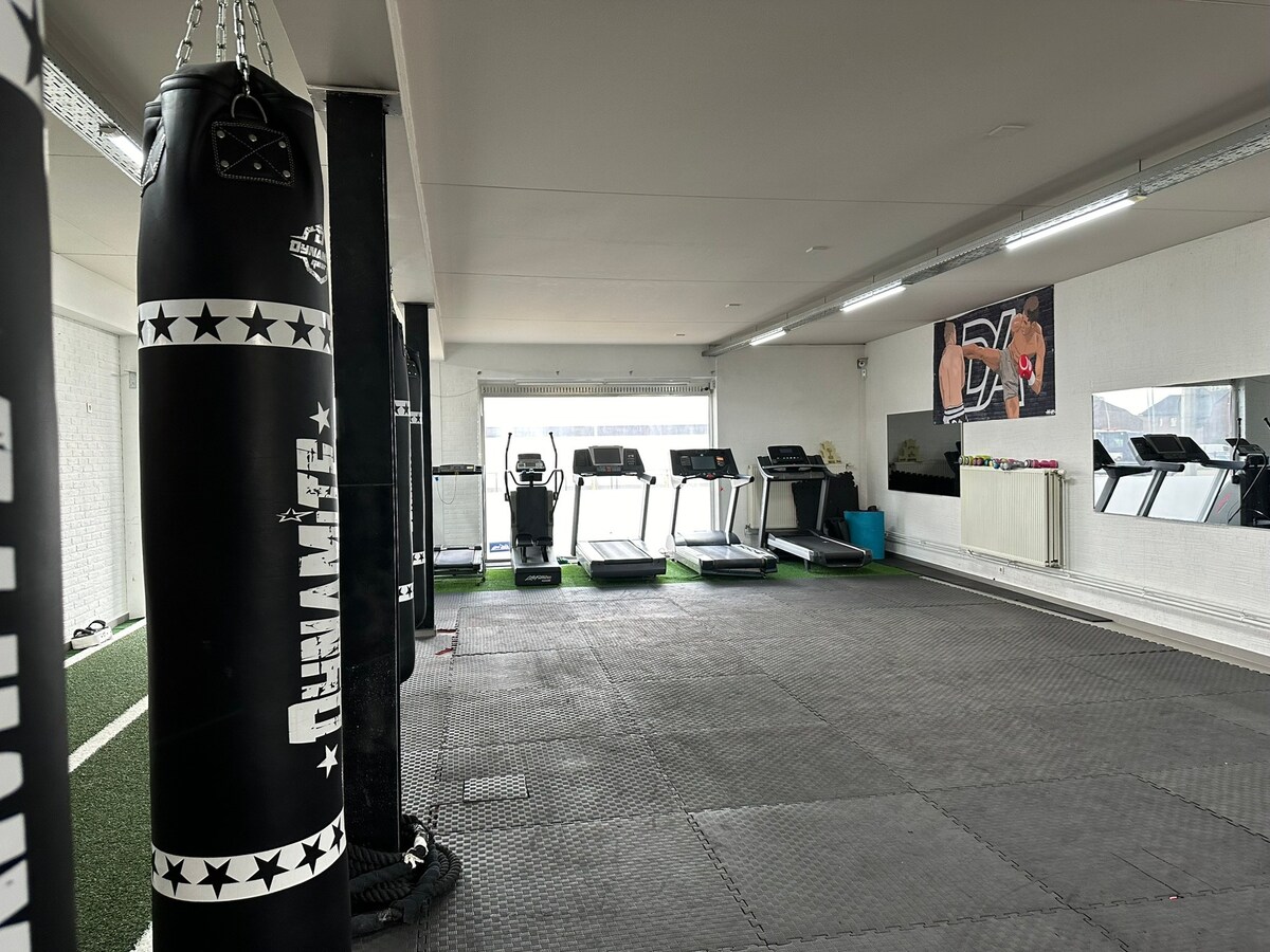 Handelsgelijkvloers met 2 winkels, kantoren, parking 