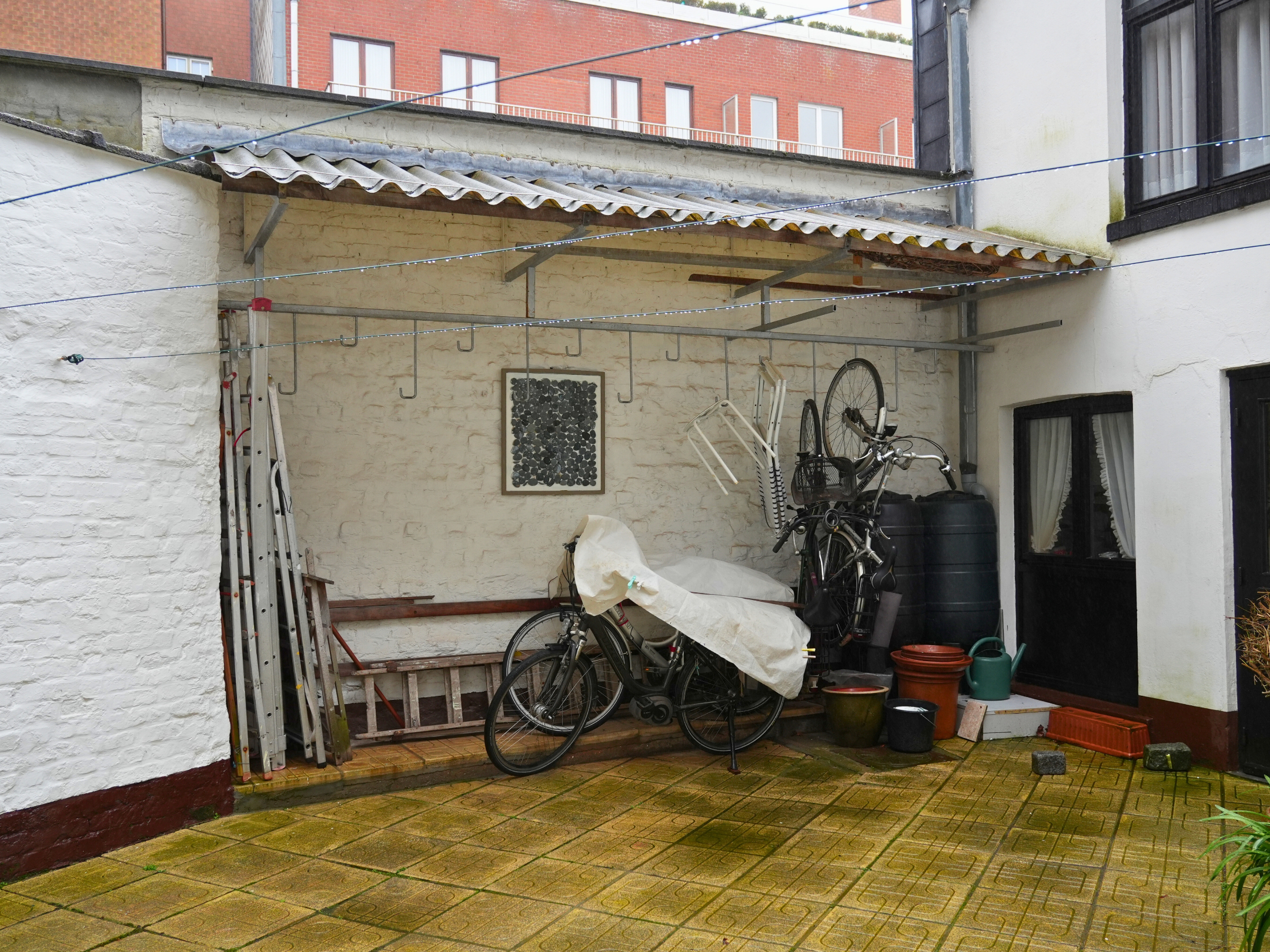 Instapklaar gelijkvloers-appartement met 2-slaapkamers centraal liggen tussen het Zoute en de Lippenslaan. 
