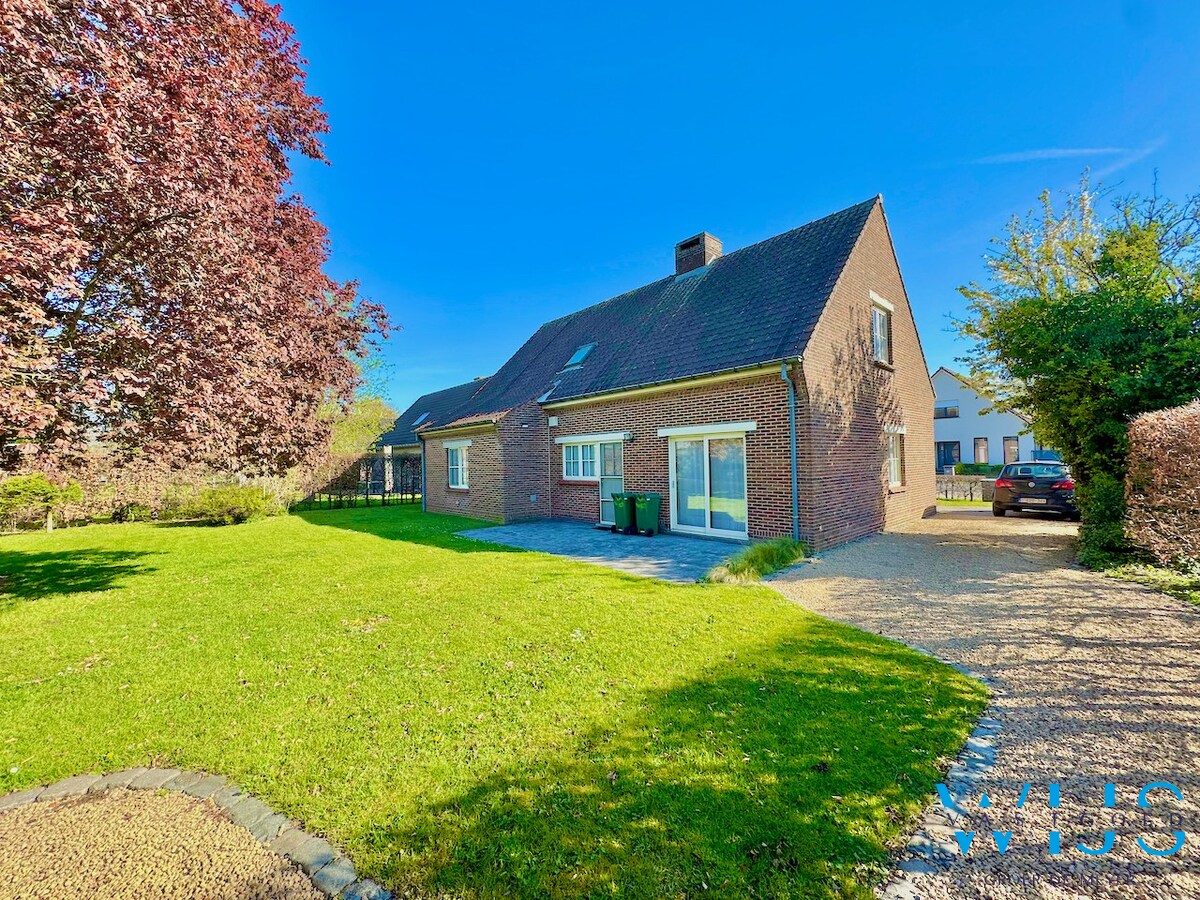 Instapklare gezinswoning met 4 slaapkamers in woonwijk te EVERGEM ! 