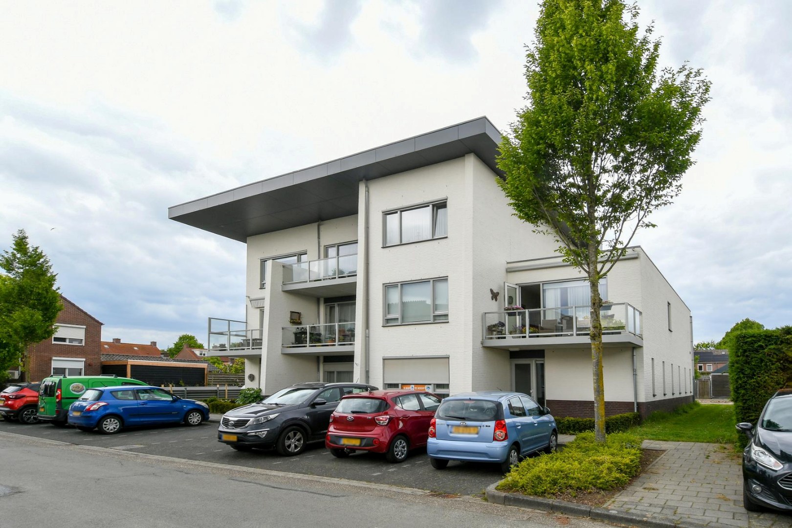 Goed onderhouden appartement op de begane grond met twee slaapkamers, terras, aparte berging en eigen parkeerplaats gelegen nabij het centrum van Kessel. 