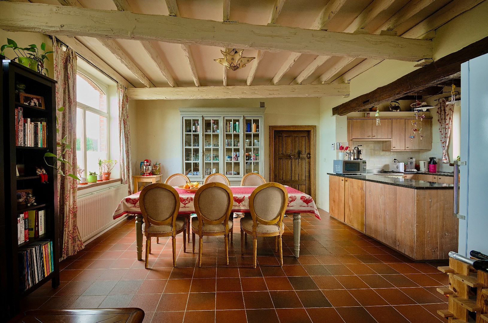 RUSTIG GELEGEN CHARMEHOEVE MET 3 SLAAPKAMERS, GARAGE EN TUIN 