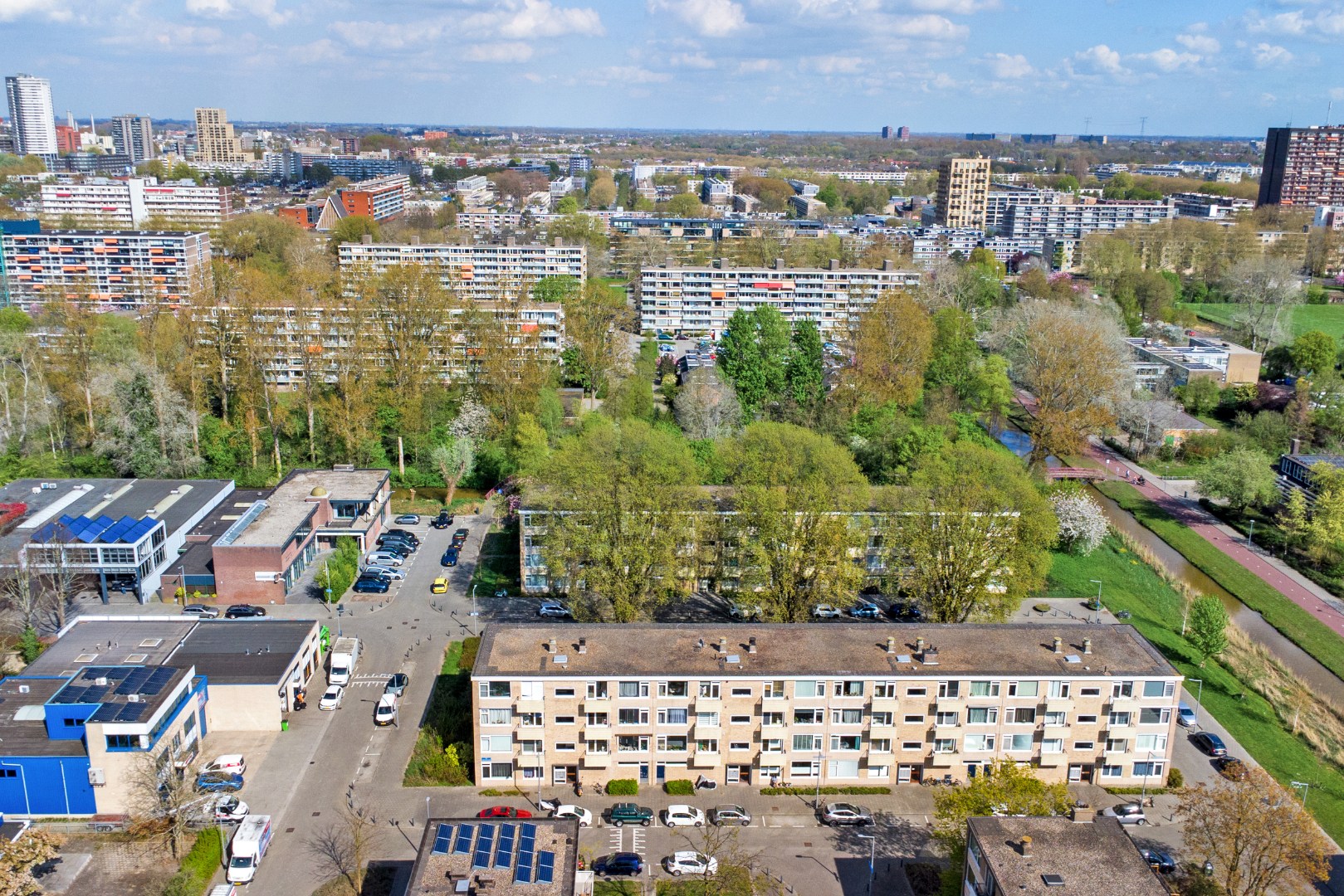 Instapklaar 3-kamer appartement op de 1e verdieping met keurige keuken en badkamer, 2 balkons, berging in de onderbouw en is gelegen op eigen grond. 