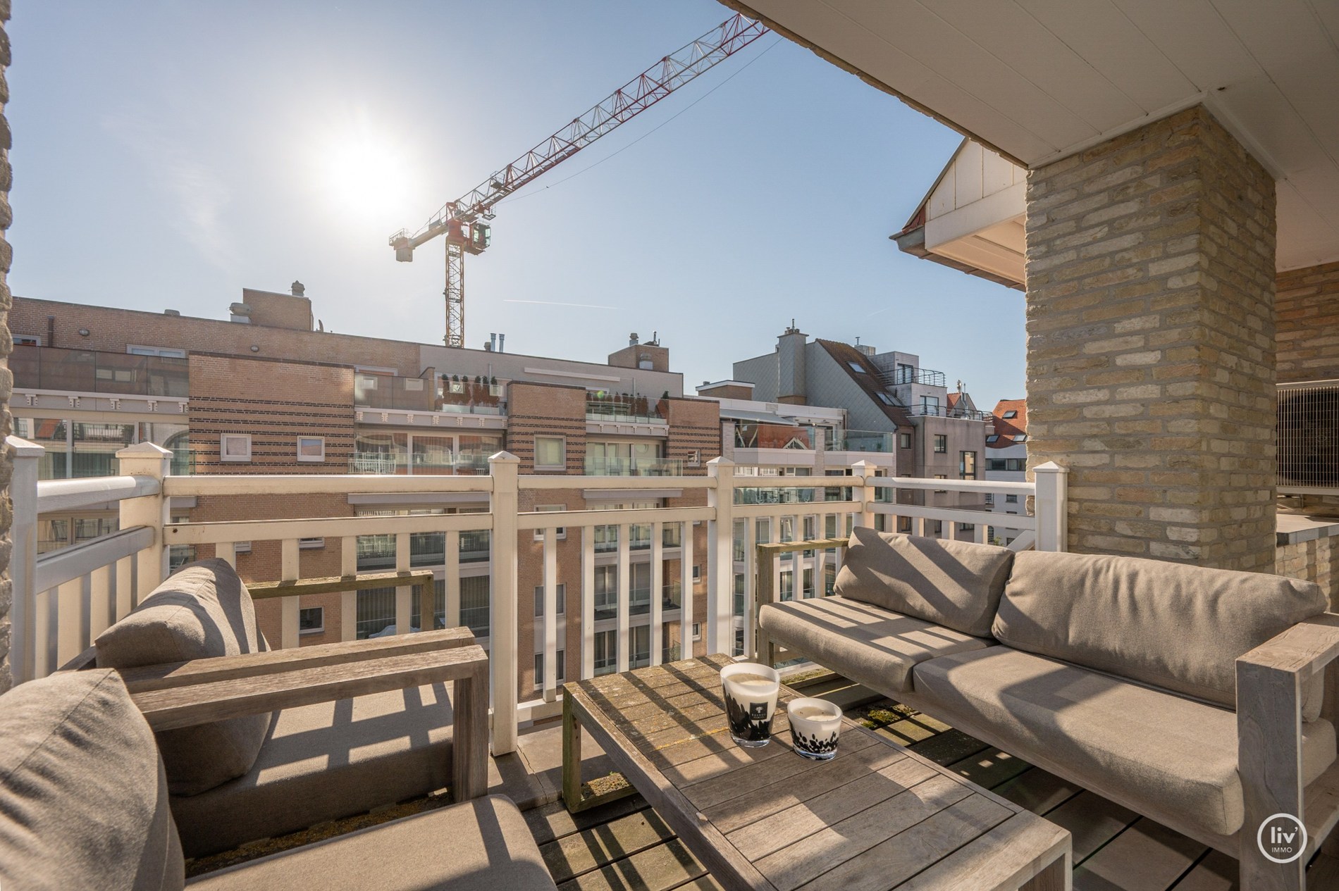 Prachtig, ruim en récent (2015) appartement met 3 volwaardige slaapkamers en zonnig terras goed gelegen op de Leopoldlaan te Knokke. 