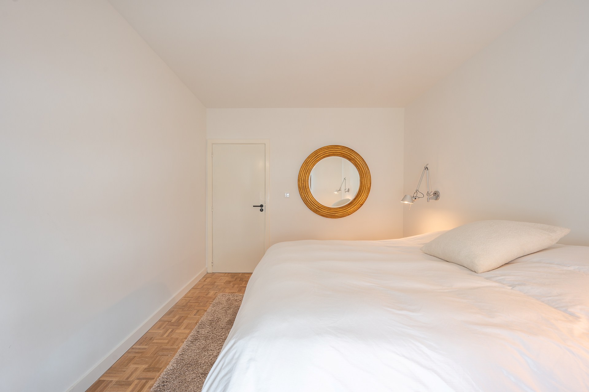 Lichtrijk hoekappartement met brede gevels centraal gelegen in Knokke. 