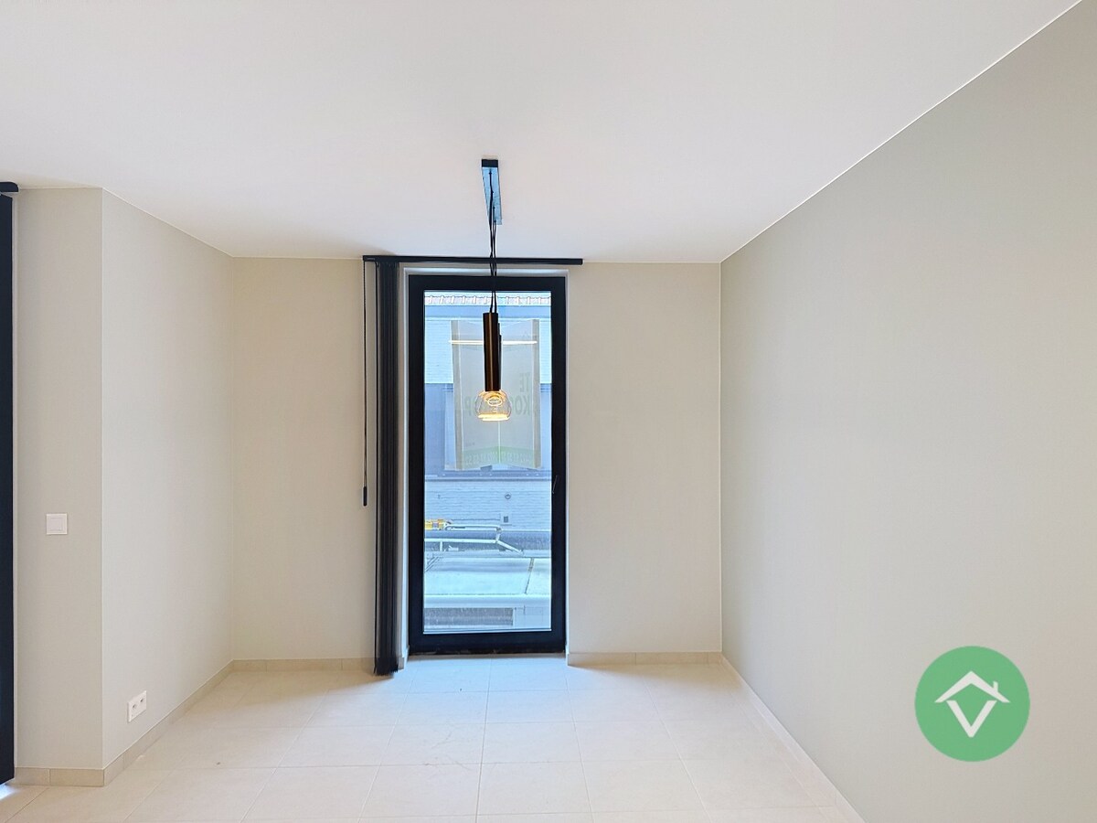 Volledig geschilderd Instapklaar appartement met garage in centrum Koekelare 