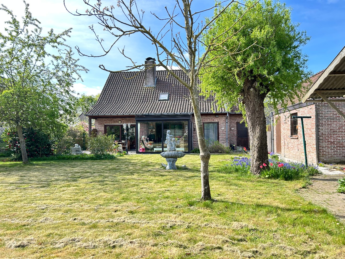 Degelijke alleenstaande woning met twee garages en tuin op 788m² 