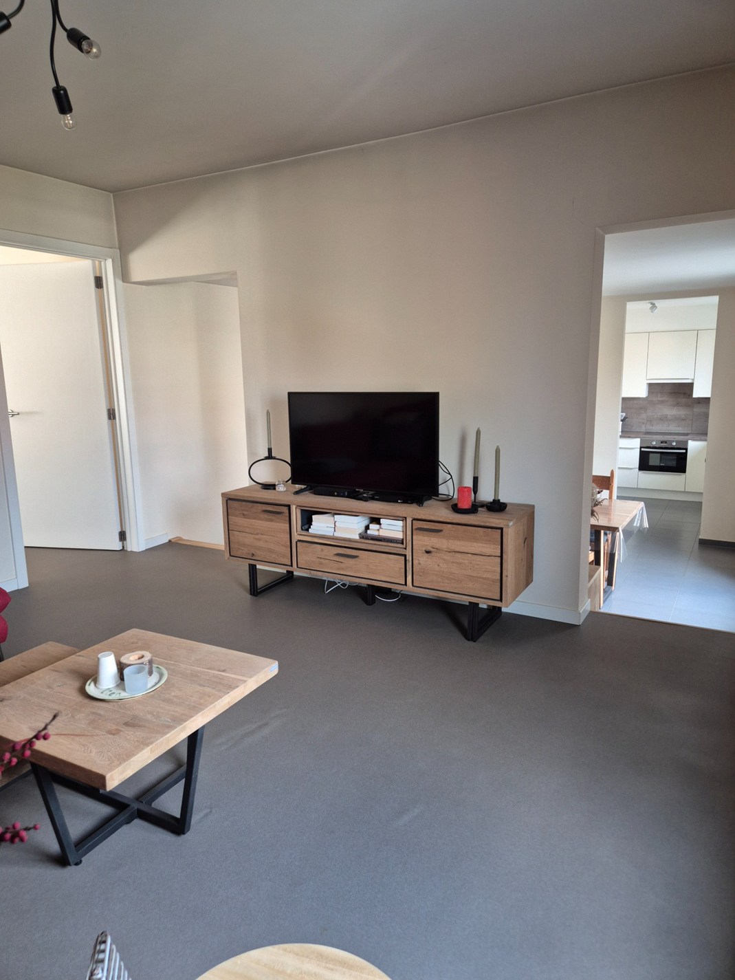 Appartement op eerste verdieping met groot terras. 