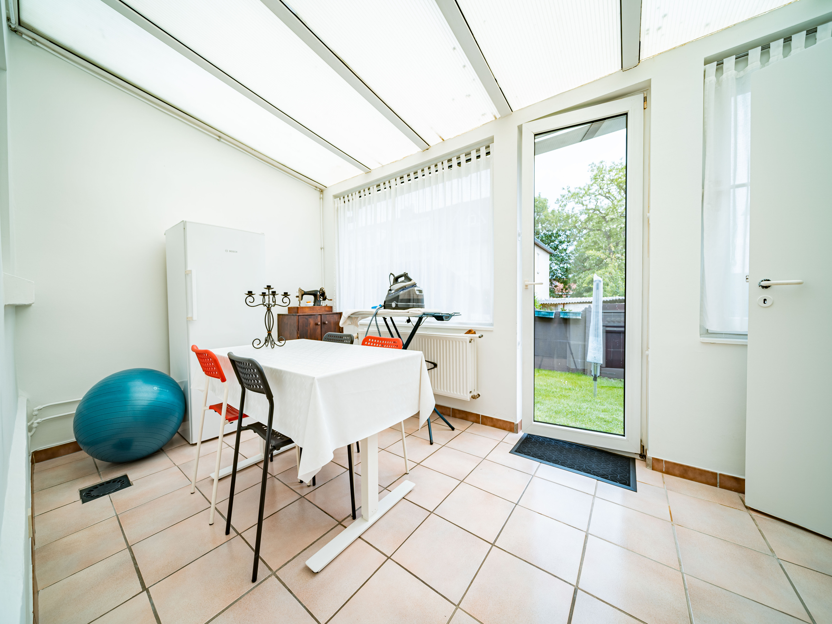 Uitzonderlijk goed onderhouden instapklare woning met 3 slaapkamers en tuin 