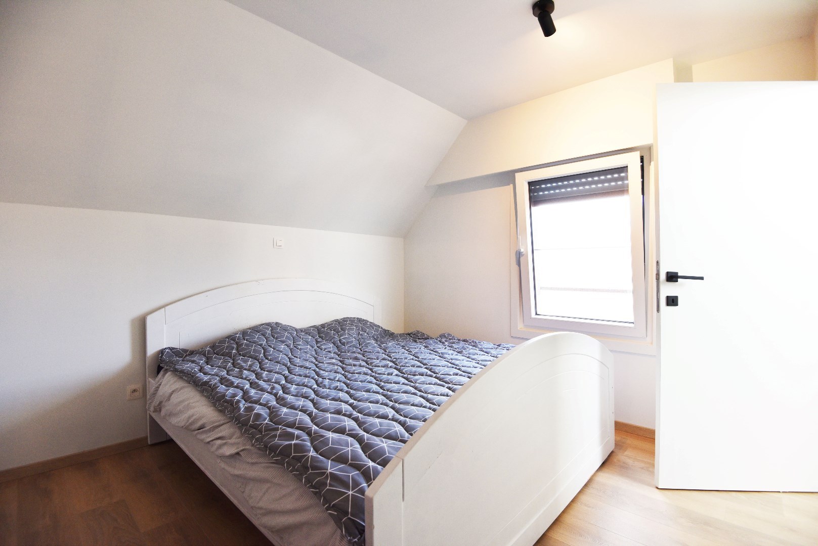 Gerenoveerde open bebouwing met 3 slaapkamers, terras en garage 