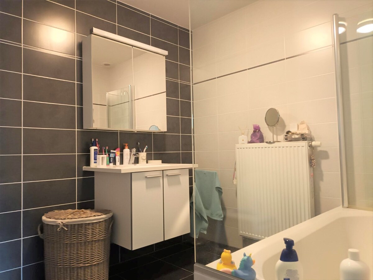 Gunstig gelegen duplex in het centrum van Kermt. 