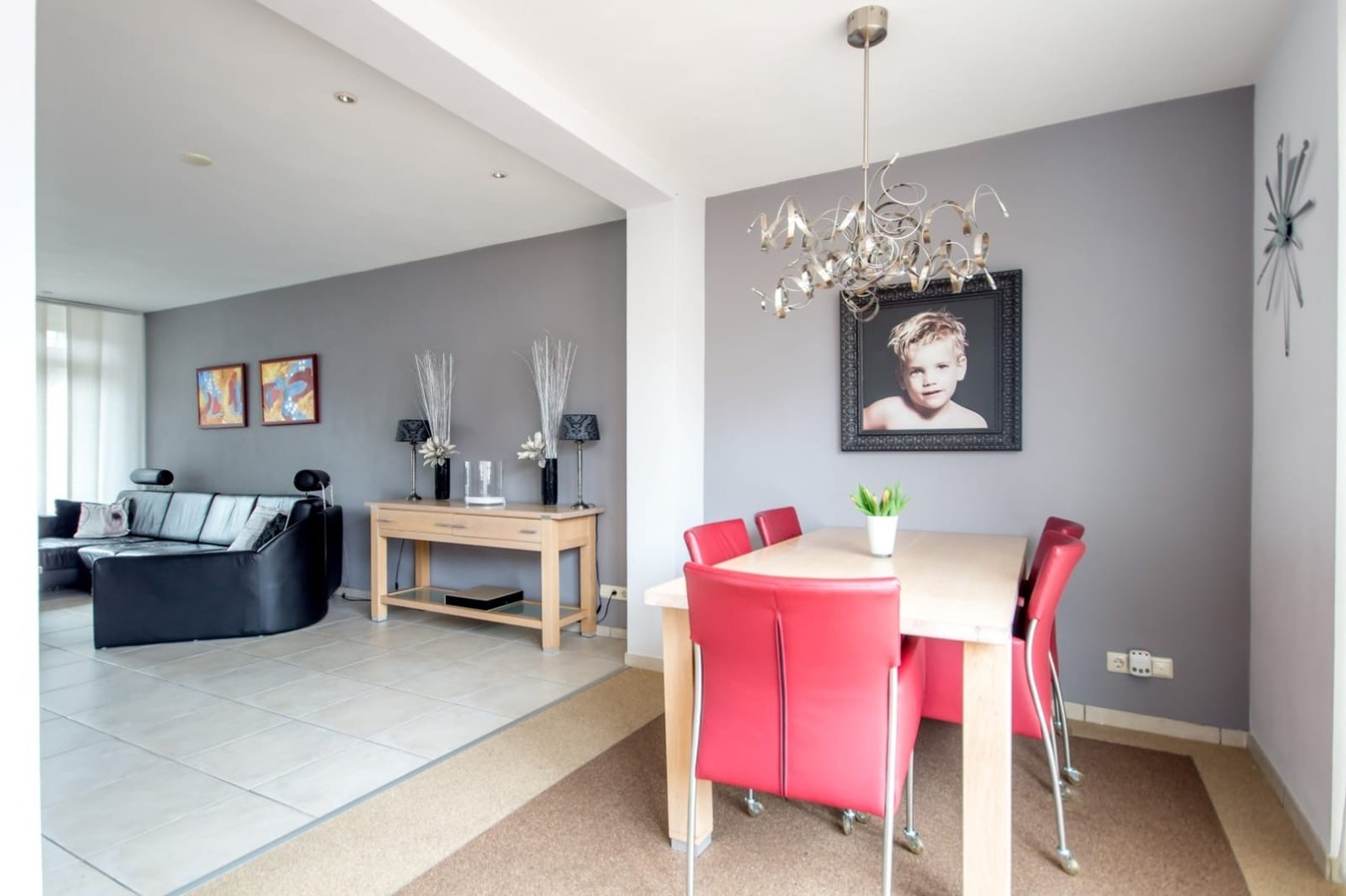 Sfeervolle en gunstig gesitueerde tweekapper met garage, berging en vrije achterom gelegen op 221 M². Deze woning ligt op loopafstand van het centrum van Hilvarenbeek. 