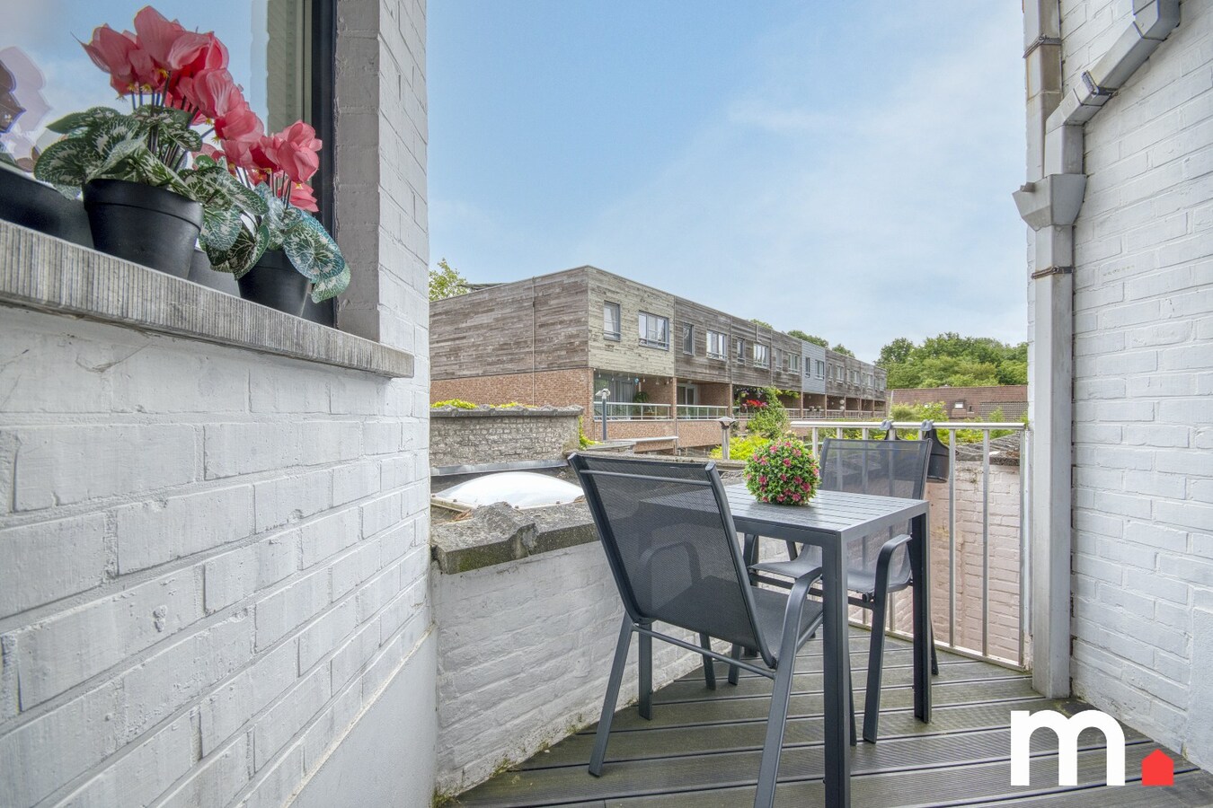 Instapklare woning te Izegem met 3 slaapkamers en moderne voorzieningen en 2 garages! 