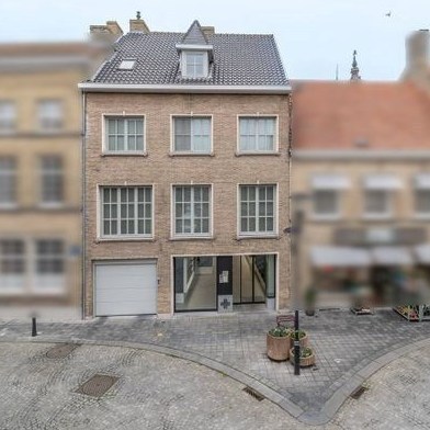 Kwalitatief afgewerkte woning met handelsruimte (536m² bewoonbaar) op een toplocatie. 