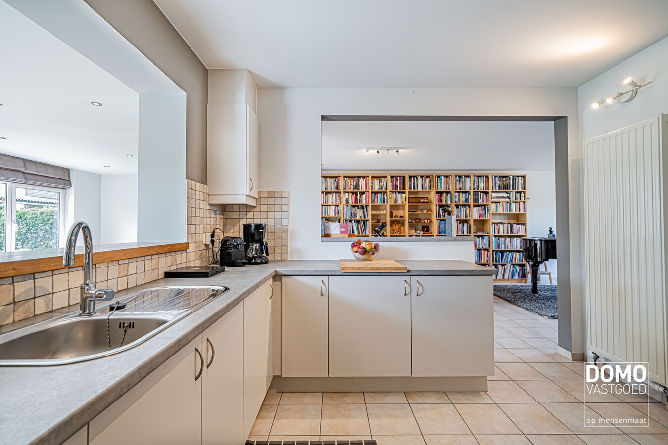 ZUIDWESTELIJK GEORIËNTEERDE DOORZONWONING MET LICHTRIJKE AANBOUW, GEZELLIGE TUIN EN RUIME GARAGE TE KURINGEN (HASSELT) 