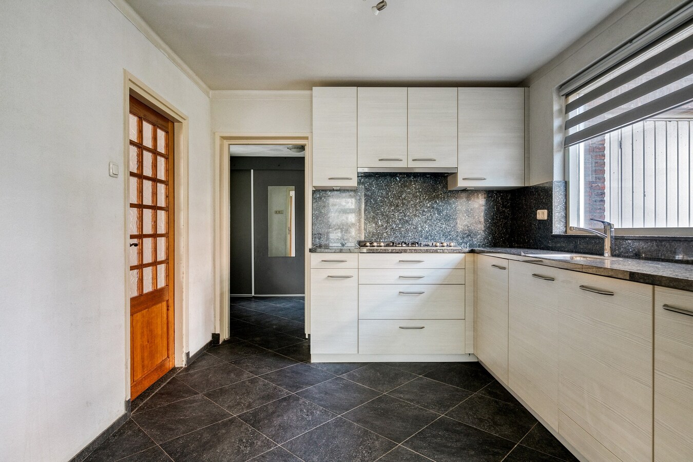 Volledig gerenoveerde woning met garage en carport gelegen aan de Beukenlaan 13 te Reusel. 