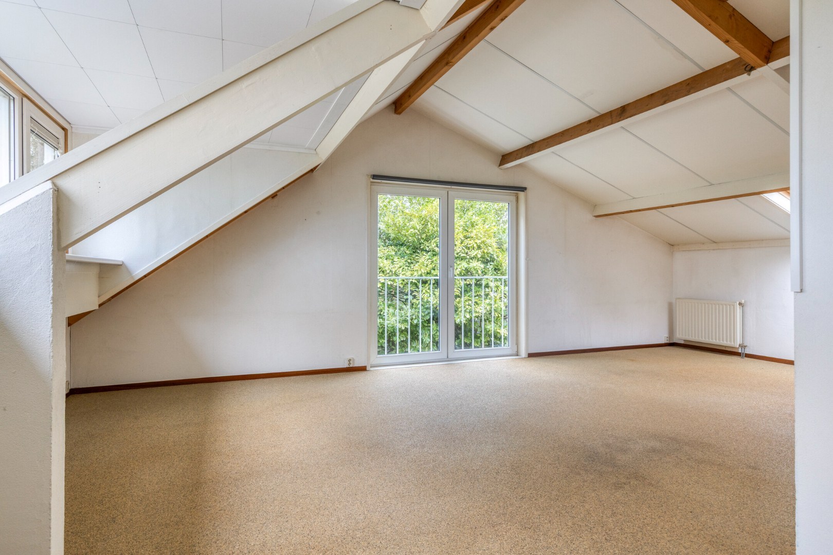 T.A. Makelaardij biedt aan: Populierenlaan 2 te Kamperland. Op loopafstand (ca. 200m.) van het Veerse Meer staat deze rustig gelegen vrijstaande woning op een royaal perceel (860m2) aan een doodlopend 