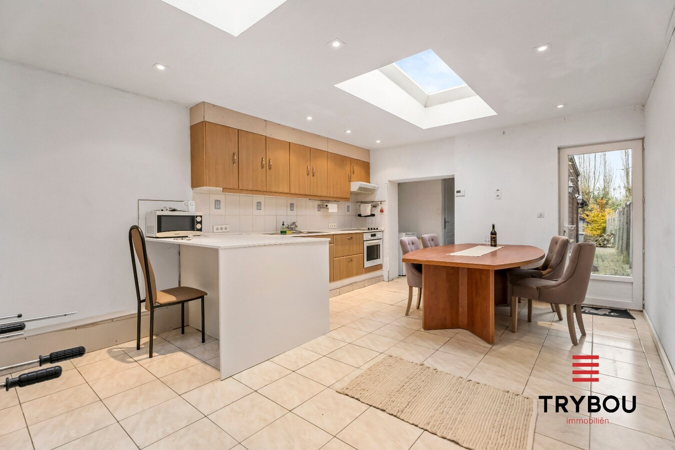 Verrassend ruime woning met garage in centrum Menen 