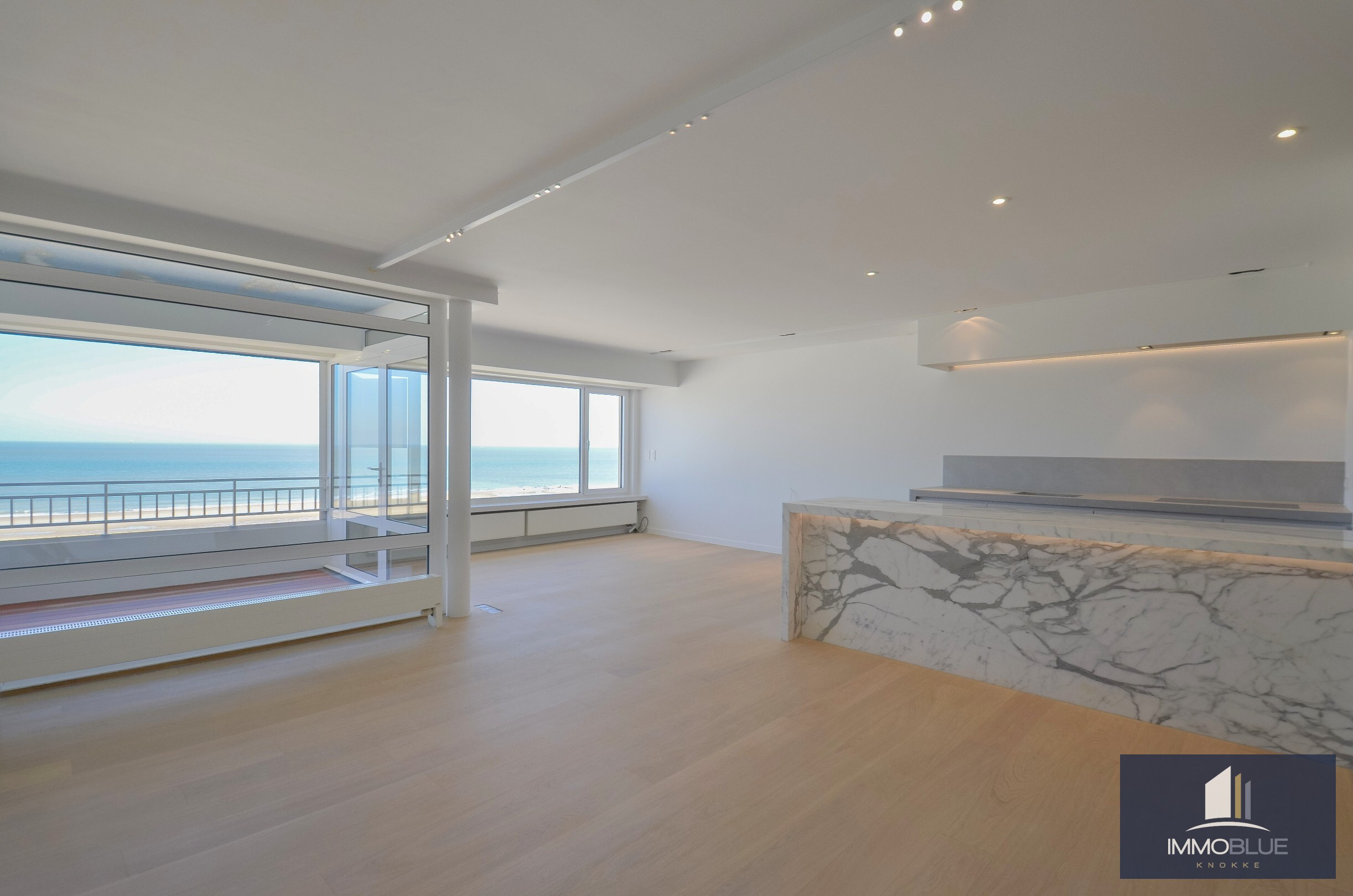 Exclusief – Stijlvol volledig gerenoveerd appartement met frontaal zeezicht. 